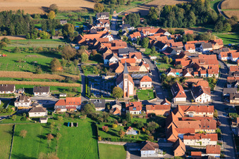 Vue aérienne de Eglise paroissiale de l' Immaculée Conception de la Vierge d' Aschbach à Aschbach dans le département Bas Rhin, France