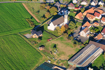Vue aérienne de Église Saint-Georges à Stundwiller dans le département Bas Rhin, France