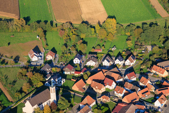Vue aérienne de Église Saint-Georges et rue de Wissembourg à Oberrœdern dans le département Bas Rhin, France