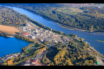 Vue aérienne de Usine chimique d'Evonik Oil Additives SAS au bord du Rhin à Lauterbourg dans le département Bas Rhin, France