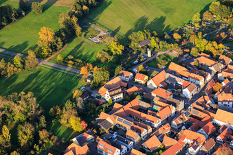 Vue aérienne de Rue principale x ruelle supérieure à Steinweiler dans le département Rhénanie-Palatinat, Allemagne
