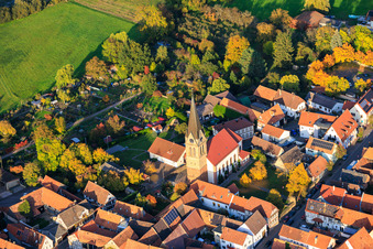 Vue aérienne de Église Saint-Martin à Steinweiler dans le département Rhénanie-Palatinat, Allemagne