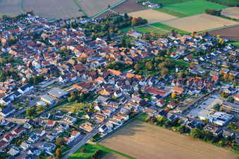 Vue aérienne de Rue principale à l'intersection de la rue Jahn à Rohrbach dans le département Rhénanie-Palatinat, Allemagne