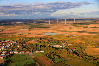 Vue aérienne de Centrale géothermique Insheim pour l'extraction de lithium par Vulcan Energy GmbH (en arrière-plan). Plateforme V20 de Vercana GmbH et parc éolien d'Offenbach. à Insheim dans le département Rhénanie-Palatinat, Allemagne