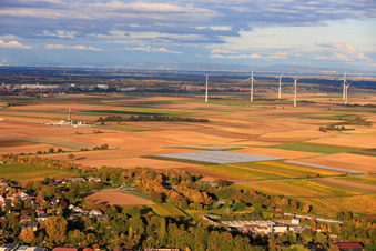 Vue aérienne de Centrale géothermique Insheim pour l'extraction de lithium par Vulcan Energy GmbH (en arrière-plan). Plateforme V20 de Vercana GmbH et parc éolien d'Offenbach. à Insheim dans le département Rhénanie-Palatinat, Allemagne
