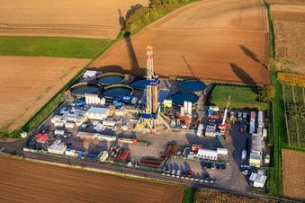 Photographie aérienne de Forage géothermique profond pour l'extraction de lithium par Vulcan Energy GmbH à l'aide de la plateforme V20 de Vercana GmbH à Insheim dans le département Rhénanie-Palatinat, Allemagne