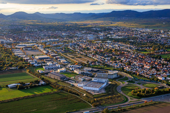Vue aérienne de Vue de la ville depuis l'est à la sortie Landau Mitte de l'A65 à le quartier Queichheim in Landau in der Pfalz dans le département Rhénanie-Palatinat, Allemagne