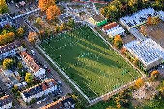 Vue aérienne de Terrain de football et club-house du FSV Azzurri Landau 1982 eV à le quartier Queichheim in Landau in der Pfalz dans le département Rhénanie-Palatinat, Allemagne