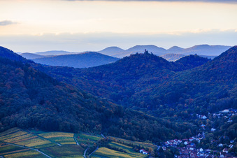 Ruines du château de Scharfenberg à Leinsweiler dans le département Rhénanie-Palatinat, Allemagne d'en haut