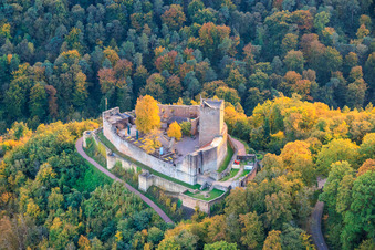 Vue aérienne de Le château de Landeck en soirée d'automne à Klingenmünster dans le département Rhénanie-Palatinat, Allemagne