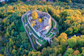 Vue aérienne de Le château de Landeck en soirée d'automne à Klingenmünster dans le département Rhénanie-Palatinat, Allemagne