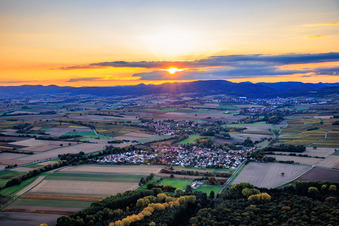 Vue aérienne de Vue de la ville depuis l'est au coucher du soleil à Barbelroth dans le département Rhénanie-Palatinat, Allemagne