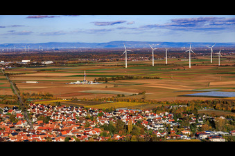 Vue aérienne de La foreuse V20 de Vercana GmbH, destinée à l'exploitation de l'énergie géothermique profonde et à l'extraction de lithium, se trouve devant le parc éolien d'Offenbach ; la centrale électrique GKM de Mannheim est visible en arrière-plan. à Insheim dans le département Rhénanie-Palatinat, Allemagne