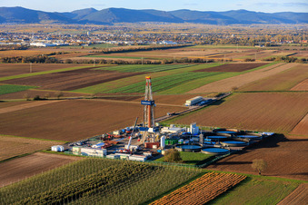 Vue aérienne de Plateforme de forage Rig V20 de Vercana GmbH pour l'extraction d'énergie géothermique profonde et de lithium à Insheim dans le département Rhénanie-Palatinat, Allemagne