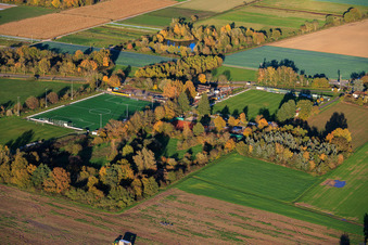 Vue aérienne de Terrains de sport de TB Jahn 1896 eV et TC '86 eV à Zeiskam dans le département Rhénanie-Palatinat, Allemagne