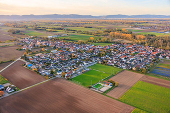 Vue aérienne de Du sud-est à Freisbach dans le département Rhénanie-Palatinat, Allemagne