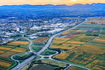 Vue aérienne de Sortie Landau Edesheim de la B10 en soirée à Landau in der Pfalz dans le département Rhénanie-Palatinat, Allemagne