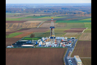 Plateforme de forage du site de forage profond V20 de Vulcan Energy à Schleidberg pour l'extraction d'énergie géothermique et de lithium à Insheim dans le département Rhénanie-Palatinat, Allemagne d'un drone