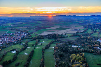 Vue aérienne de Prairies de la vallée de Rohrbach au coucher du soleil à Steinweiler dans le département Rhénanie-Palatinat, Allemagne