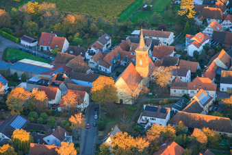 Vue aérienne de L'église Saint-Jean sous la lumière du soir à le quartier Nußdorf in Landau in der Pfalz dans le département Rhénanie-Palatinat, Allemagne