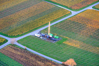 Vue aérienne de Travaux de forage de puits dans le vignoble à le quartier Nußdorf in Landau in der Pfalz dans le département Rhénanie-Palatinat, Allemagne