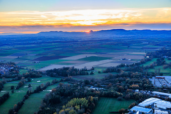 Vue aérienne de Prairies de la vallée de Rohrbach au coucher du soleil à Steinweiler dans le département Rhénanie-Palatinat, Allemagne