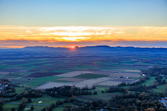 Photographie aérienne de Prairies de la vallée de Rohrbach au coucher du soleil à Steinweiler dans le département Rhénanie-Palatinat, Allemagne