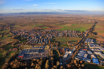 Vue aérienne de Vue de la ville depuis le sud avec la ligne de chemin de fer vers Landau à Rohrbach dans le département Rhénanie-Palatinat, Allemagne