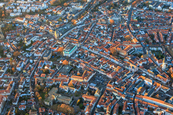 Vue aérienne de La vieille ville de Spire avec Gilgenstraße, Altpörtel et Maximilianstraße le soir à Speyer dans le département Rhénanie-Palatinat, Allemagne