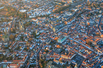 Vue aérienne de La vieille ville de Spire avec Gilgenstraße, Altpörtel et Maximilianstraße le soir à Speyer dans le département Rhénanie-Palatinat, Allemagne