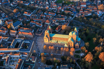 Vue aérienne de Cathédrale à 1 % en automne à la lumière du soir à Speyer dans le département Rhénanie-Palatinat, Allemagne