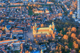 Vue oblique de Cathédrale à 1 % en automne à la lumière du soir à Speyer dans le département Rhénanie-Palatinat, Allemagne