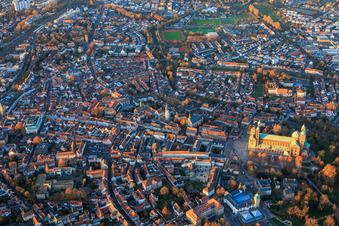 Photographie aérienne de La vieille ville de Spire avec la rue Maximilianstrasse en soirée à Speyer dans le département Rhénanie-Palatinat, Allemagne