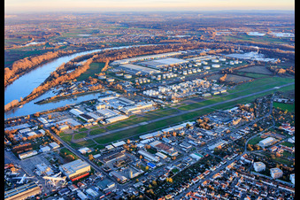 Vue aérienne de Aéroport FSL Speyer/Ludwigshafen EDRY depuis le nord-ouest à Speyer dans le département Rhénanie-Palatinat, Allemagne