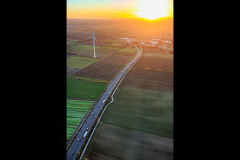 Photographie aérienne de Route de la B9 sud-ouest en soirée à Schwegenheim dans le département Rhénanie-Palatinat, Allemagne