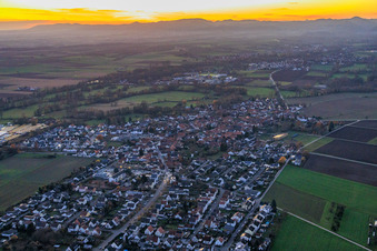 Vue aérienne de Bahnhofstrasse en soirée à Rohrbach dans le département Rhénanie-Palatinat, Allemagne