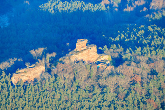 Vue aérienne de Les ruines du château de Drachenfels sous la lumière du soir à Busenberg dans le département Rhénanie-Palatinat, Allemagne