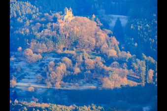 Vue aérienne de Le château de Berwartstein sous la lumière du soir à Erlenbach bei Dahn dans le département Rhénanie-Palatinat, Allemagne