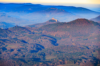 Vue aérienne de La tour de Rehberg et le château de Trifels à Annweiler am Trifels dans le département Rhénanie-Palatinat, Allemagne