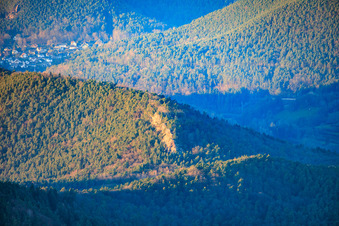 Vue aérienne de Rochers d'escalade en grès de Rötzenfels dans la forêt du Palatinat à le quartier Gossersweiler in Gossersweiler-Stein dans le département Rhénanie-Palatinat, Allemagne