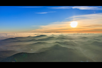 Vue aérienne de Panorama de la forêt du Palatinat et des monts Vosges septentrionaux dans la brume du soir à Birkenhördt dans le département Rhénanie-Palatinat, Allemagne