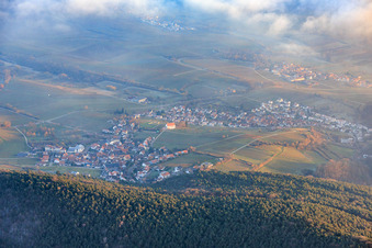 Vue aérienne de Vue de la ville depuis l'ouest, avec la chapelle de Denys entre les nuages et les montagnes. à le quartier Gleiszellen in Gleiszellen-Gleishorbach dans le département Rhénanie-Palatinat, Allemagne