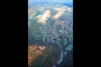 Vue aérienne de Vue de la ville depuis l'ouest, avec le château de Landeck baigné par la lumière du soir. à Klingenmünster dans le département Rhénanie-Palatinat, Allemagne