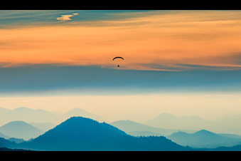 Vue aérienne de Parapentes au-dessus de la région de Wasgau en soirée à Fischbach bei Dahn dans le département Rhénanie-Palatinat, Allemagne