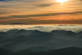 Vue aérienne de Vue sur la Forêt-Noire par-delà la plaine du Rhin, dans les nuages à le quartier Schweigen in Schweigen-Rechtenbach dans le département Rhénanie-Palatinat, Allemagne