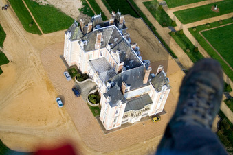 Vue aérienne de Château du Domaine de la Pierre à Coudrecieux dans le département Sarthe, France