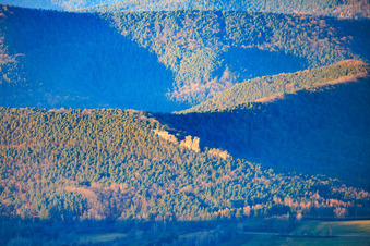 Vue aérienne de Rochers d'escalade en grès de Dimbergpfeiler dans la forêt du Palatinat à le quartier Gossersweiler in Gossersweiler-Stein dans le département Rhénanie-Palatinat, Allemagne