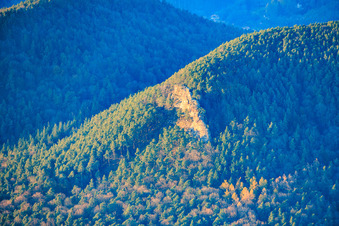 Vue aérienne de Rochers d'escalade en grès de Rötzenfels dans la forêt du Palatinat à le quartier Gossersweiler in Gossersweiler-Stein dans le département Rhénanie-Palatinat, Allemagne