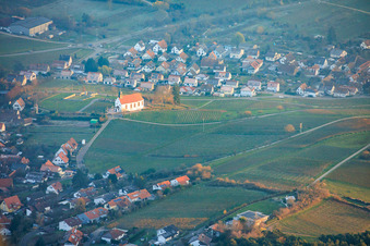 Vue aérienne de Vue de la ville depuis l'ouest, avec la chapelle de Denys entre les nuages et les montagnes. à le quartier Gleiszellen in Gleiszellen-Gleishorbach dans le département Rhénanie-Palatinat, Allemagne