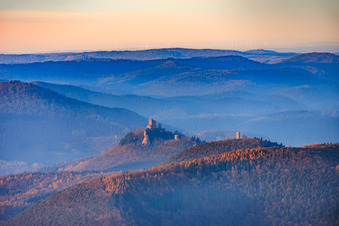 Vue aérienne de Le château de Trifels au crépuscule - au premier plan, les ruines des châteaux d'Anebos et de Münz à Klingenmünster dans le département Rhénanie-Palatinat, Allemagne